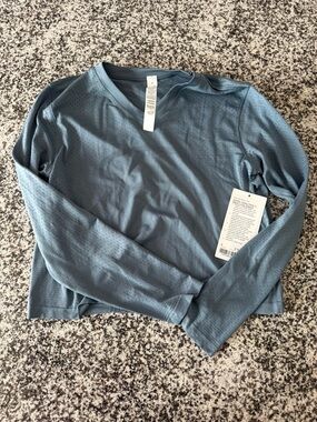 Swiftly Open-Hole V-
Neck Long Sleeve STLB NWT